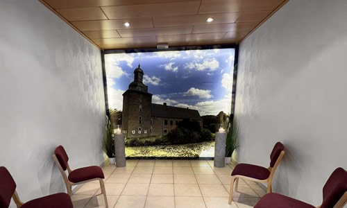 Abschiedsraum oder auch Trauerraum für eine Trauerfeier in der Mühlenstadt Wegberg mit einem Bild im Hintergrund der Tüschenbroicher Mühle.