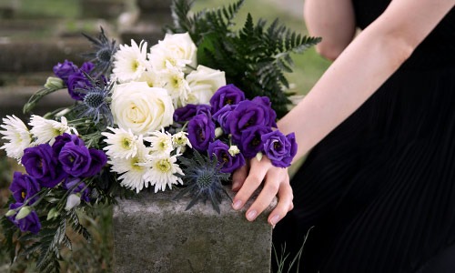 Blumen am Grab auf dem Friedhof. Trauer am Grab auf der Beerdigung.