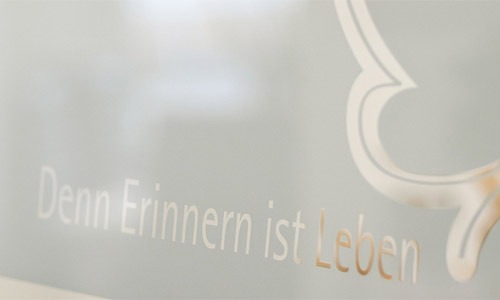 Ein Trauerfeierraum mit Stühlen für den letzten Abschied vom Verstorbenen. Würdiger Abschied im Bestatterhaus.