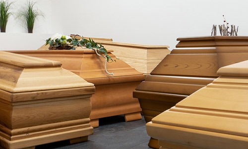 Einen Sarg aussuchen für die letzte Ruhestätte Ihres Angehörigen