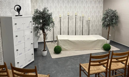 Abschiedsraum oder auch Trauerraum für eine Trauerfeier in der Mühlenstadt Wegberg mit einem Bild im Hintergrund der Tüschenbroicher Mühle.