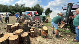 Oldtimer Traktor Treffen mit dem Motto Holzverarbeitung 2024 | Holzverarbeitende Maschinen 2024