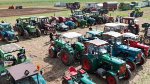 Oldtimer Traktor Treffen mit dem Motto Holzverarbeitung 2024