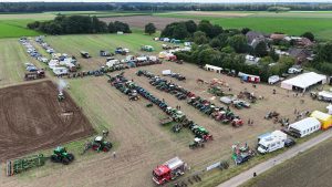 Oldtimer Traktor Treffen Übersicht Aufnahme von oben über Veranstaltungsgelände in Wegberg Tetelrath