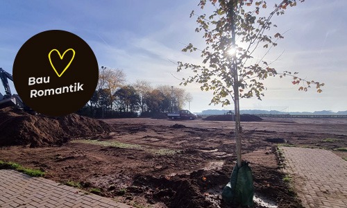 Bauromantik auf unserem Sportplatz: Bei herbstlichem Sonnenschein laufen die Arbeiten auf dem Gelände weiter. Die Fläche wird vorbereitet und der neue Sportplatz nimmt nach und nach Form an. Sportplatzbaufortschritt im Oktober 2026