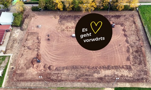 Die Arbeiten an unserem neuen Sportplatz gehen voran! Die Luftaufnahme zeigt das Sportplatzgelände während der laufenden Erd- und Baggerarbeiten. Schritt für Schritt nimmt der neue Platz Gestalt an. Sportplatzbaufortschritt im Oktober 2026