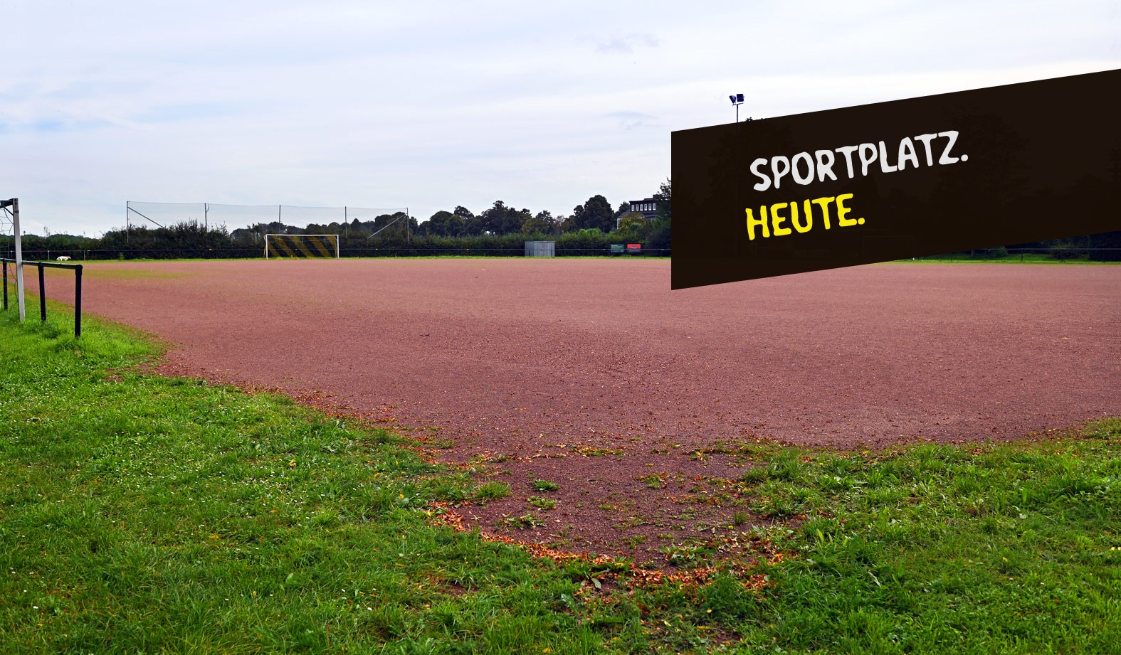 So sieht der Sportplatz jetzt aus. Vorher! Ein alter verhärteter und mit alter Asche 