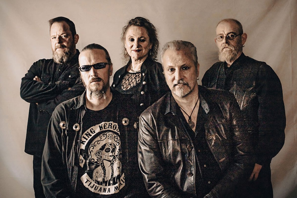 bandfoto-der-bucket-boys Bandfoto der Bucket Boys mit fünf Bandmitgliedern vor einem hellen Hintergrund. Vier Männer und eine Frau tragen überwiegend dunkle Kleidung und Lederjacken. Die Rockband aus Mönchengladbach tritt am 14. November 2026 im Rahmen ihrer Dirty-Thirty-Tour in der Alten Post in Wegberg auf.