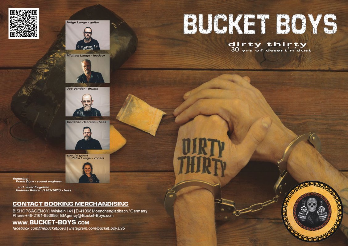 dirty-thirty-tourmotiv-wegberg-station Tourmotiv der Bucket Boys zum Jubiläumsprogramm „Dirty Thirty – 30 yrs of desert'n'dust“. Zu sehen sind zwei ineinandergelegte Hände mit dem Schriftzug „Dirty Thirty“, Handschellen auf einem Holztisch sowie Porträtfotos der Bandmitglieder, ein QR-Code und die Internetadresse der Band.