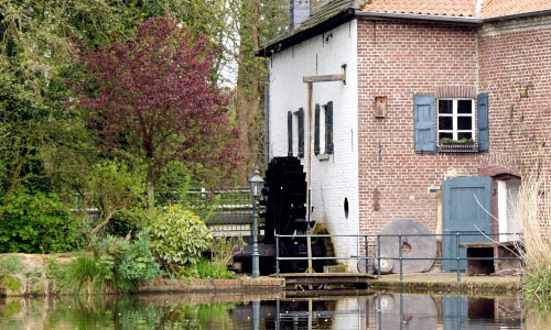 Die Schrofmühle bei Wegberg-Rickelrath zählt zu den am besten erhaltenen Wassermühlen des Rheinlandes. Eingebettet in die idyllische Landschaft zwischen Wegberg und Rickelrath im Kreis Heinsberg, ist sie ein besonderes Zeugnis regionaler Handwerks- und Technikgeschichte.
